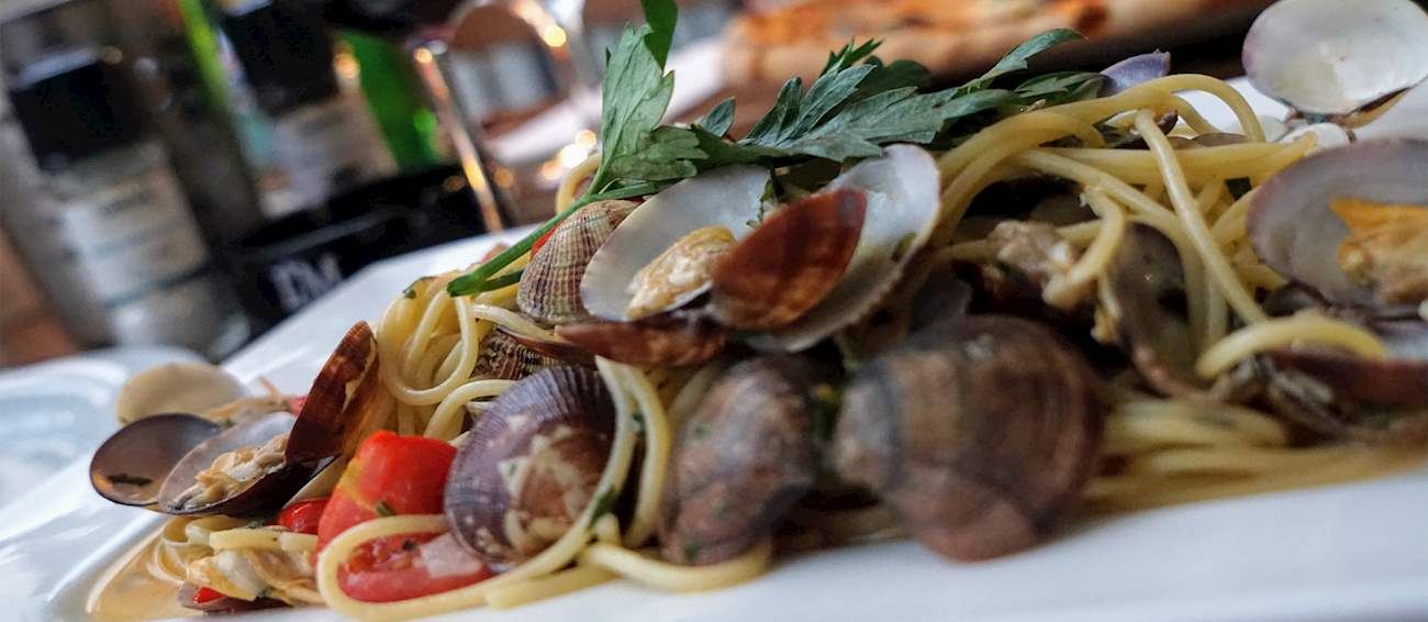 Spaghetti Alle Vongole | Traditional Pasta From Naples, Italy | TasteAtlas